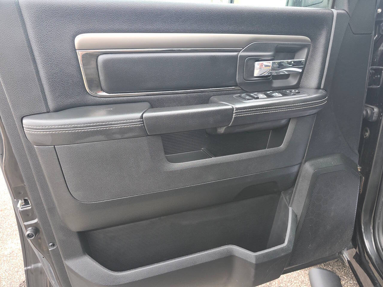 2017 RAM 1500 Night 4x4 4dr Crew Cab 5.5 ft. SB Pickup