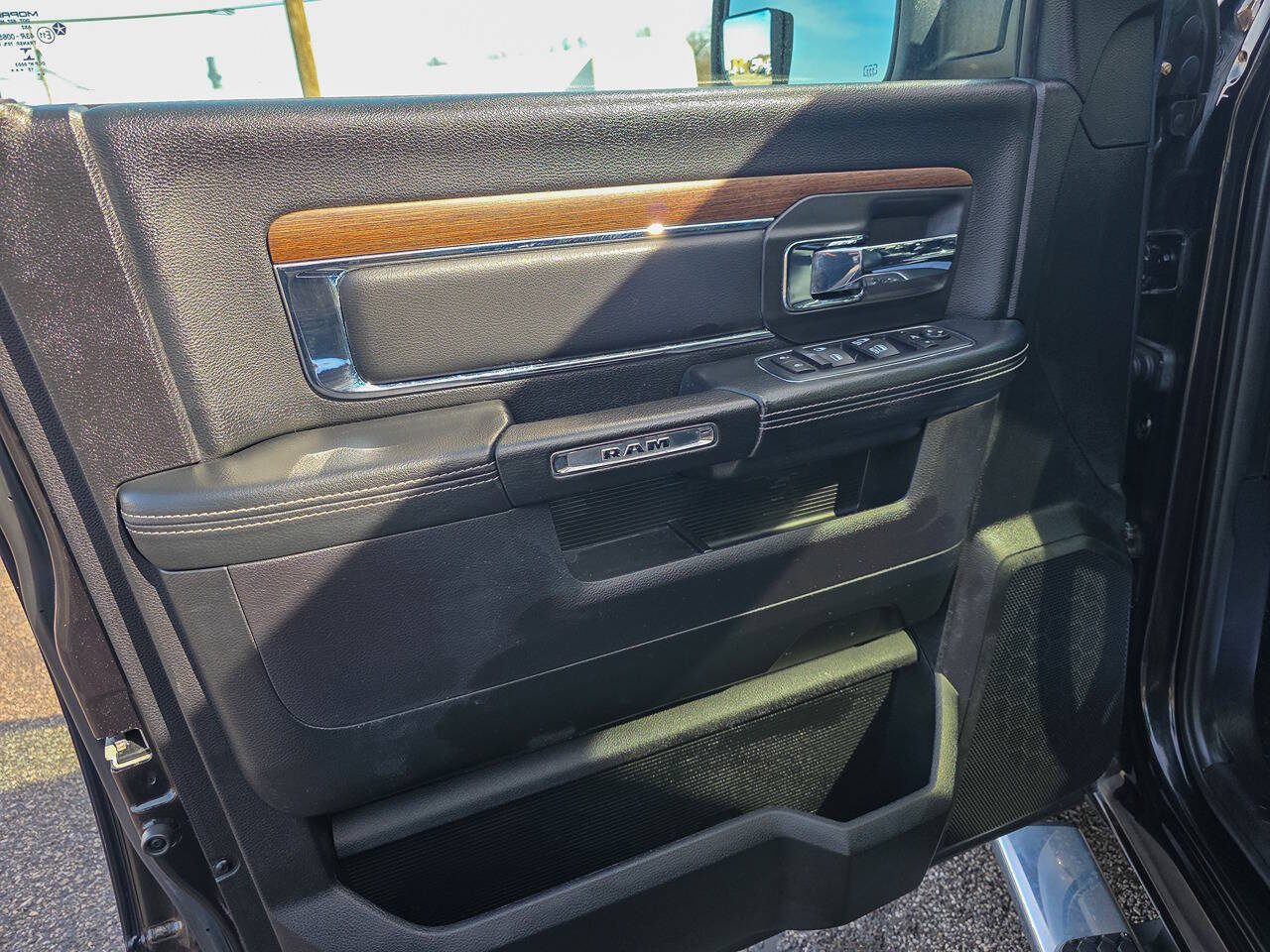 2016 RAM 1500 Laramie 4x4 4dr Crew Cab 5.5 ft. SB Pickup