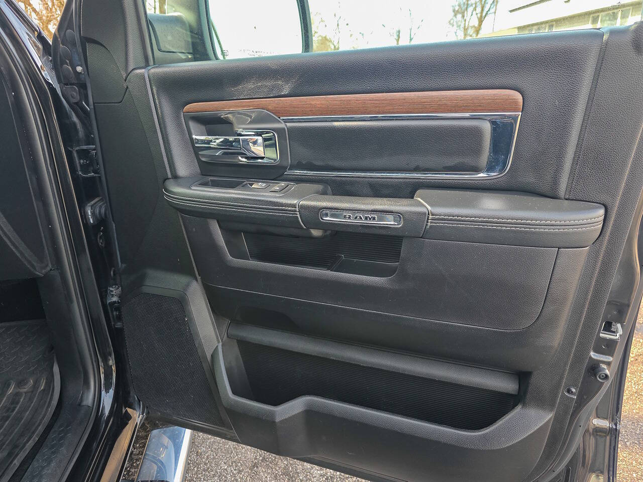 2016 RAM 1500 Laramie 4x4 4dr Crew Cab 5.5 ft. SB Pickup