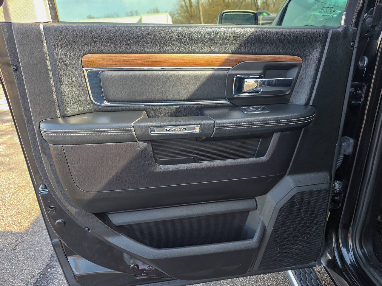 2016 RAM 1500 Laramie 4x4 4dr Crew Cab 5.5 ft. SB Pickup