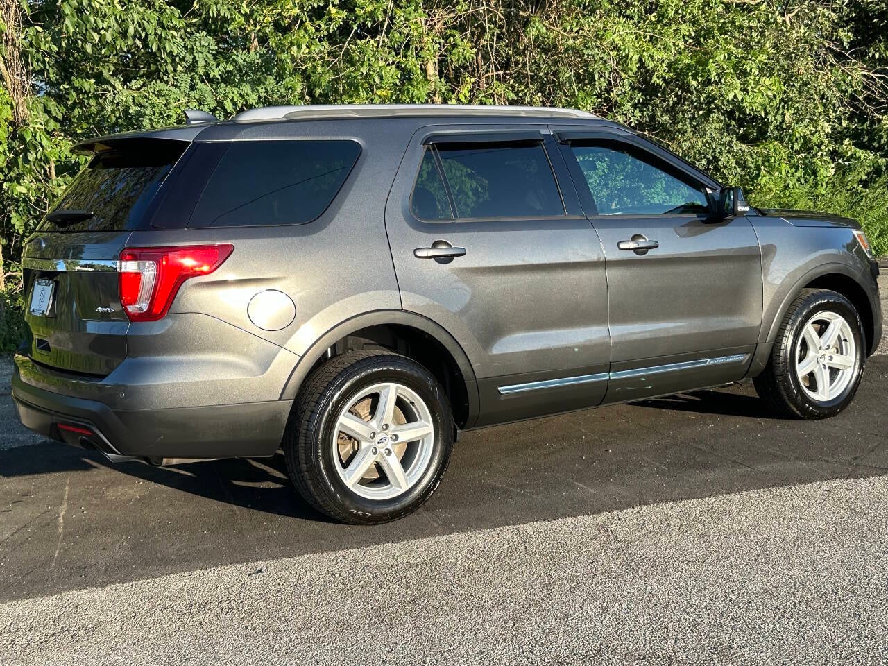 2017 Ford Explorer XLT AWD 4dr SUV