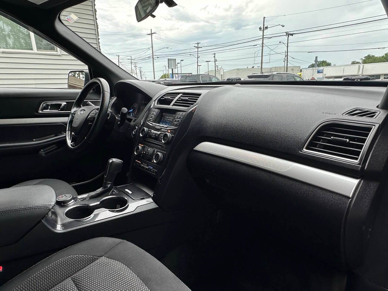 2017 Ford Explorer XLT AWD 4dr SUV