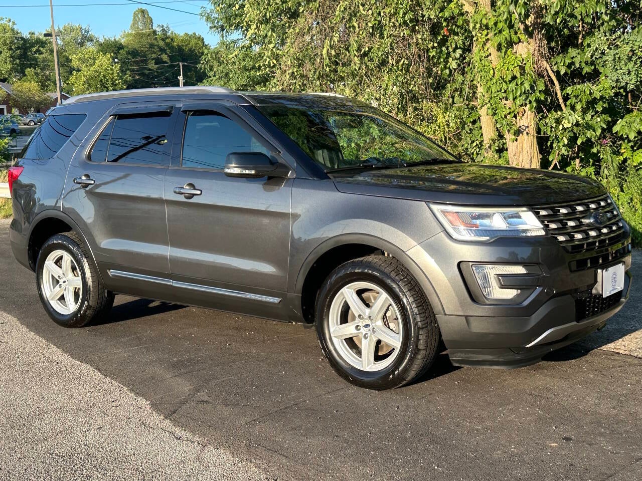 2017 Ford Explorer XLT AWD 4dr SUV