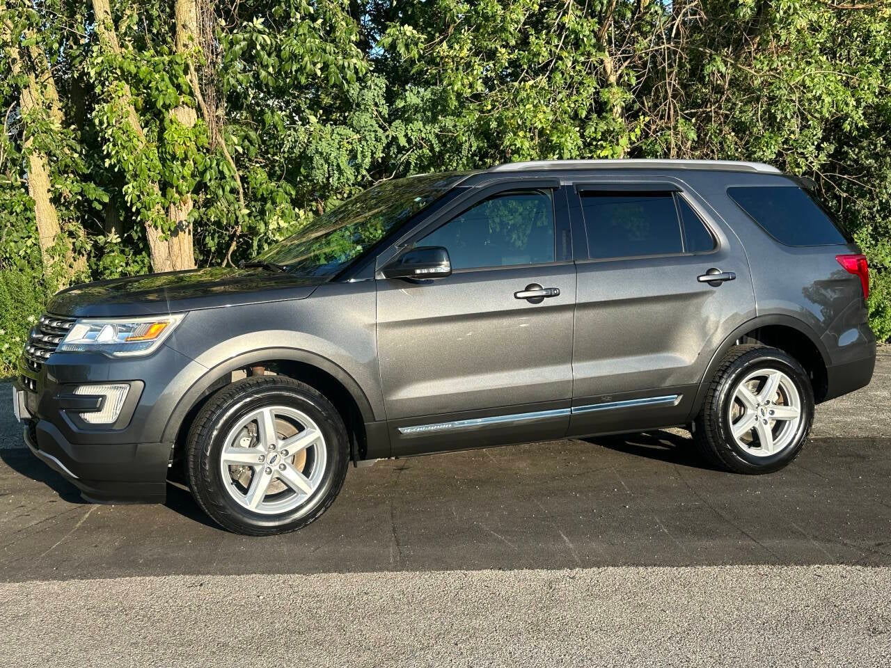 2017 Ford Explorer XLT AWD 4dr SUV