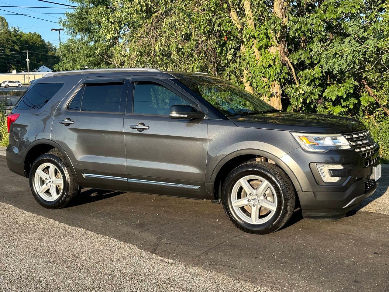 2017 Ford Explorer XLT AWD 4dr SUV