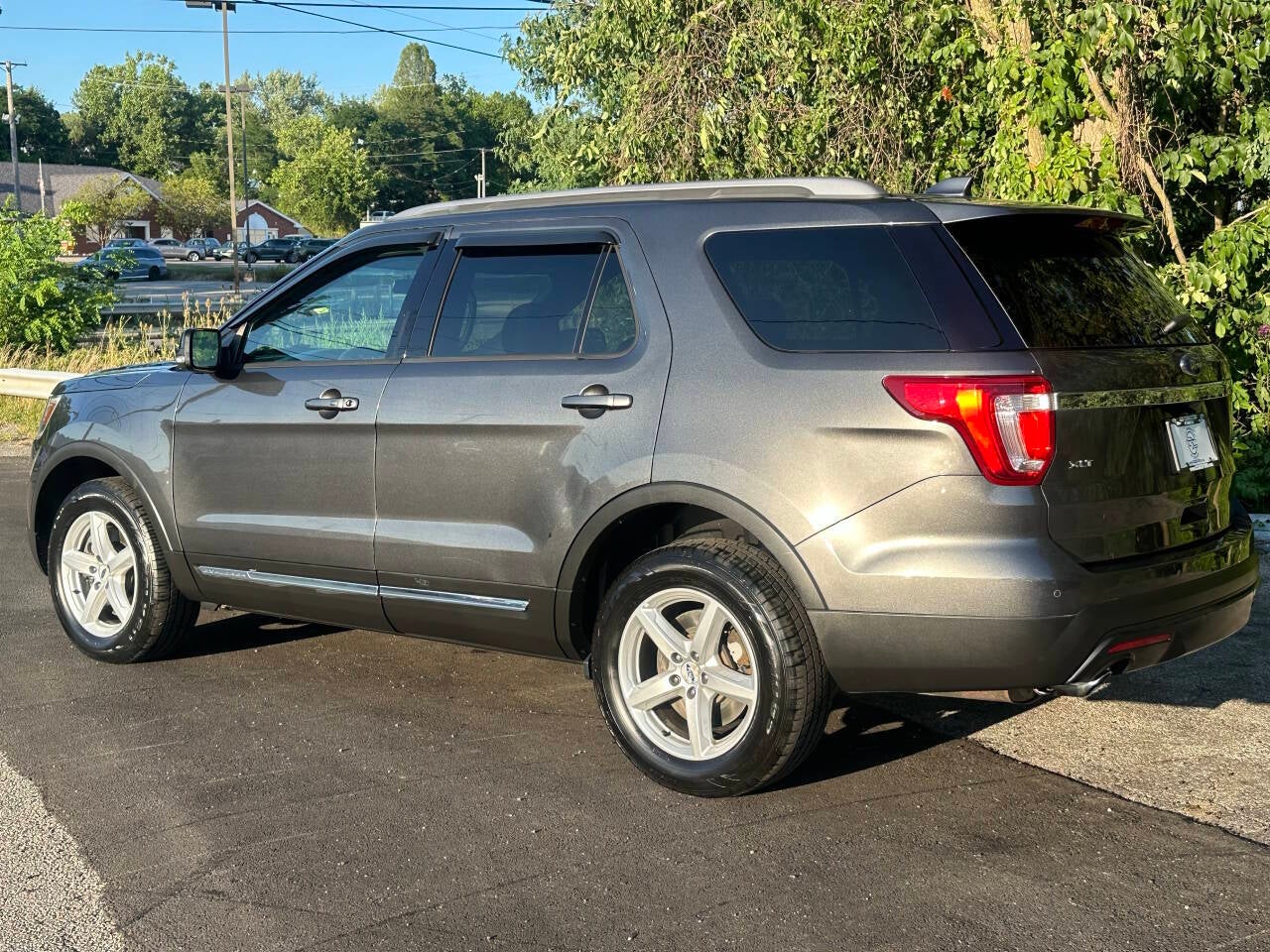 2017 Ford Explorer XLT AWD 4dr SUV