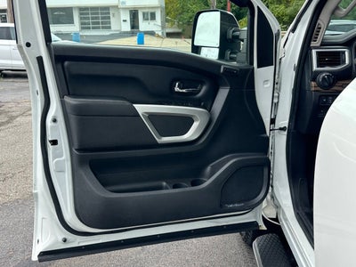2017 Nissan Titan SL 4x4 4dr Crew Cab