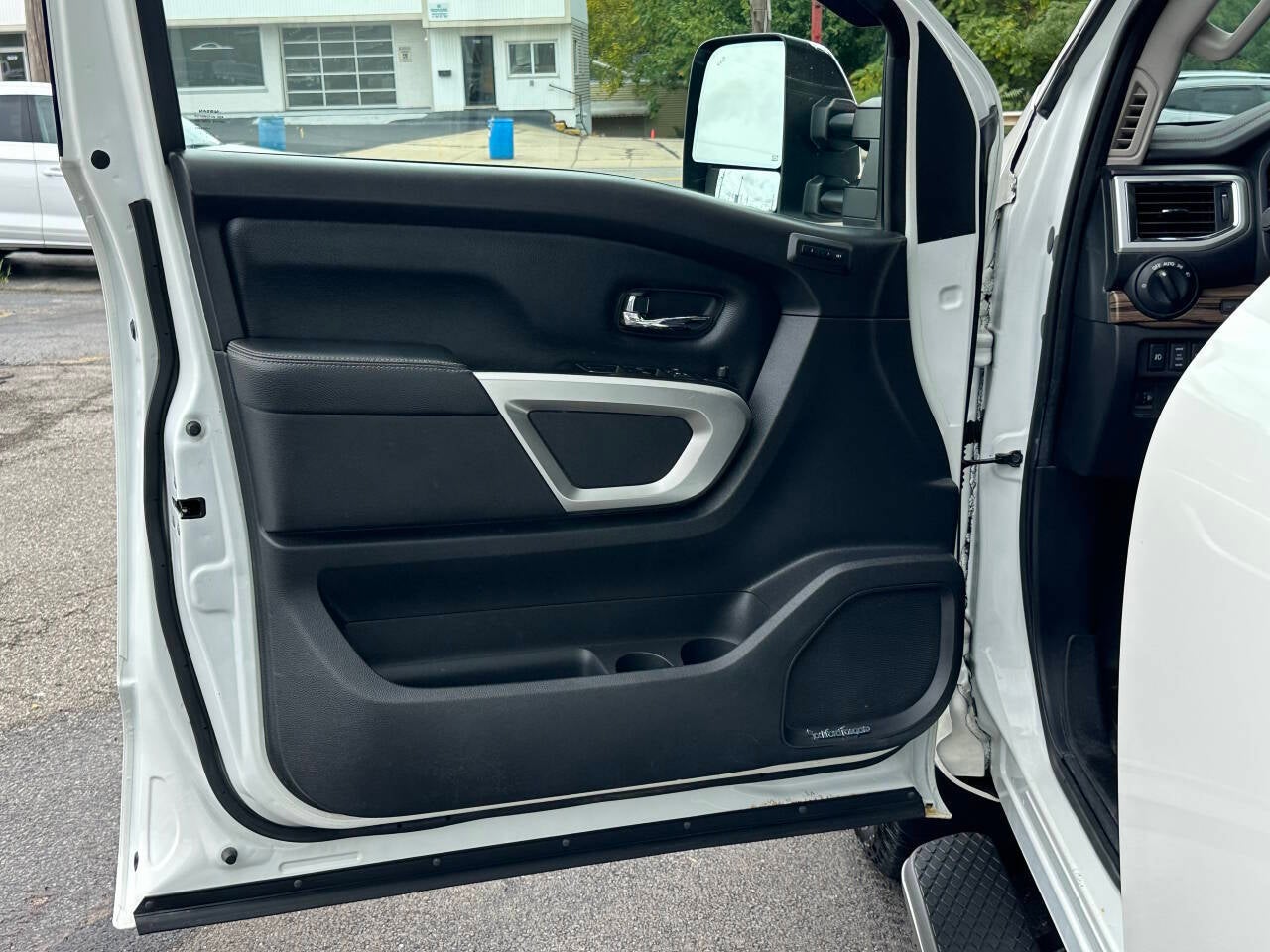 2017 Nissan Titan SL 4x4 4dr Crew Cab