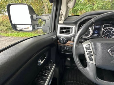 2017 Nissan Titan SL 4x4 4dr Crew Cab