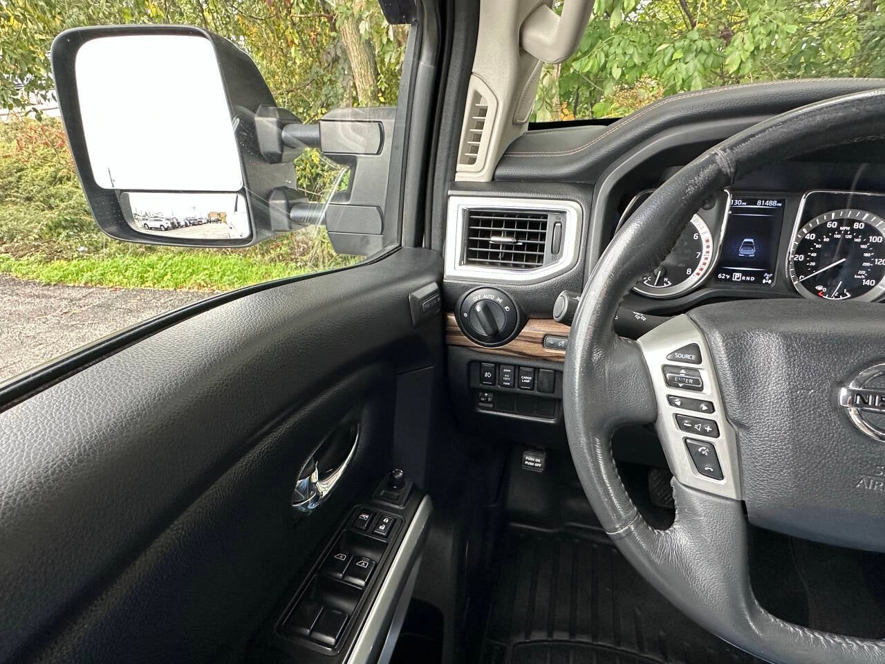 2017 Nissan Titan SL 4x4 4dr Crew Cab