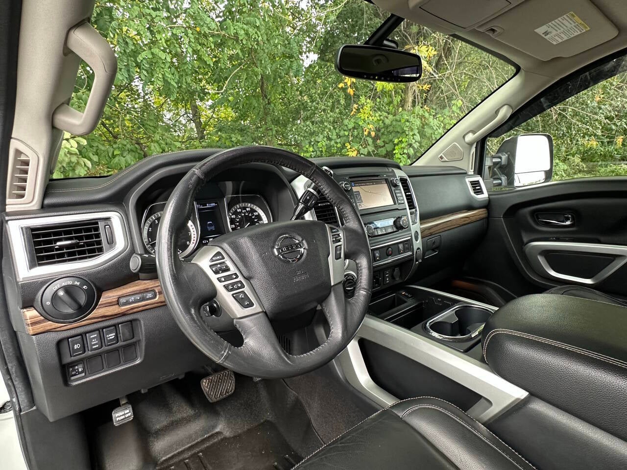2017 Nissan Titan SL 4x4 4dr Crew Cab