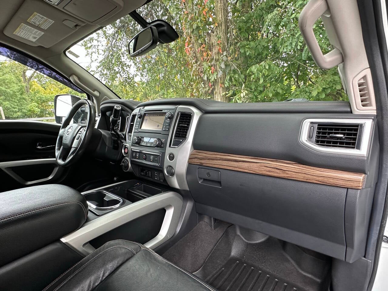 2017 Nissan Titan SL 4x4 4dr Crew Cab