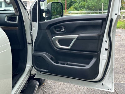 2017 Nissan Titan SL 4x4 4dr Crew Cab