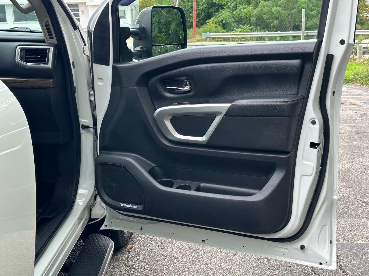 2017 Nissan Titan SL 4x4 4dr Crew Cab