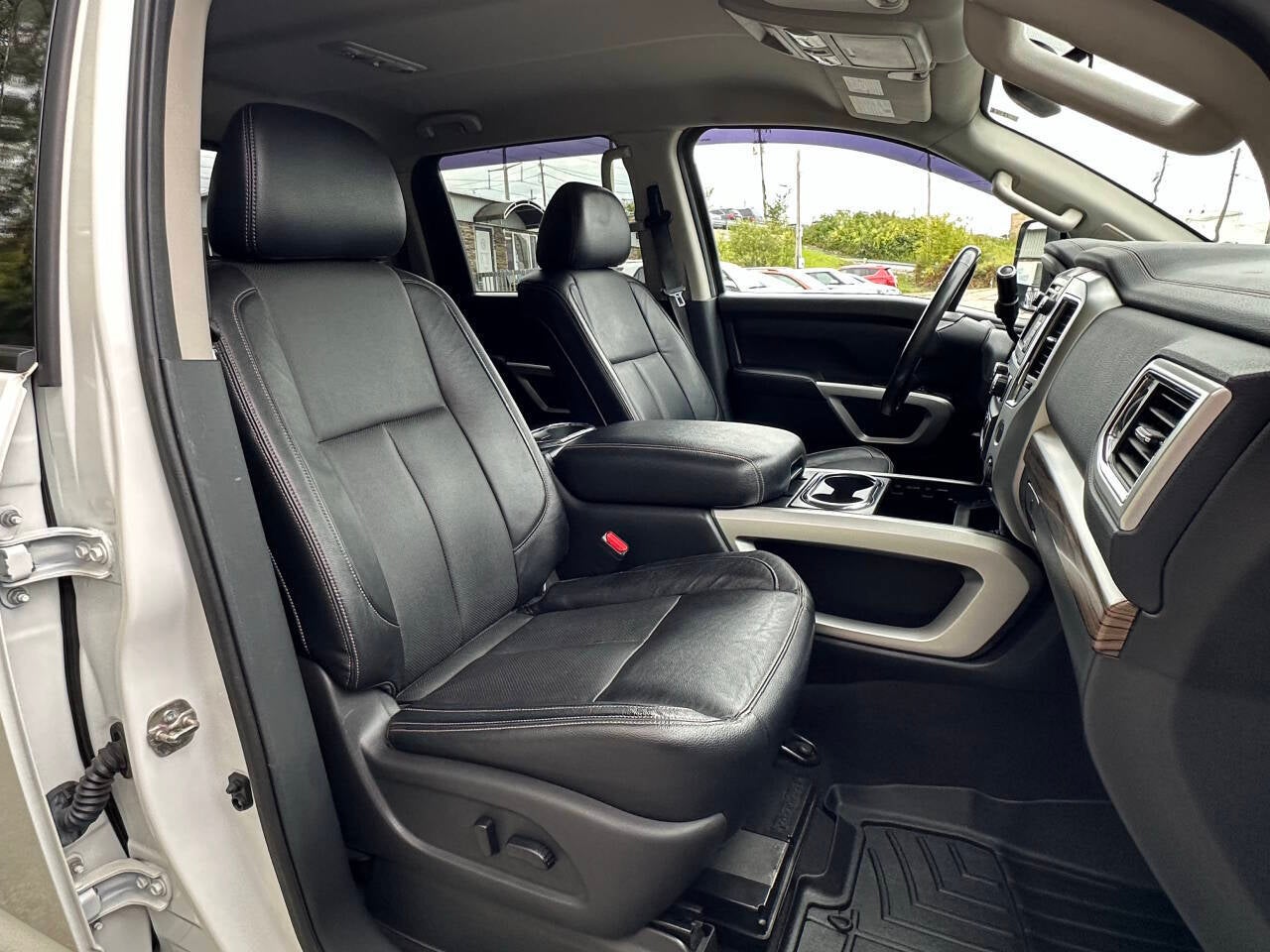 2017 Nissan Titan SL 4x4 4dr Crew Cab
