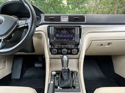 2017 Volkswagen Passat V6 SE 4dr Sedan w/Technology