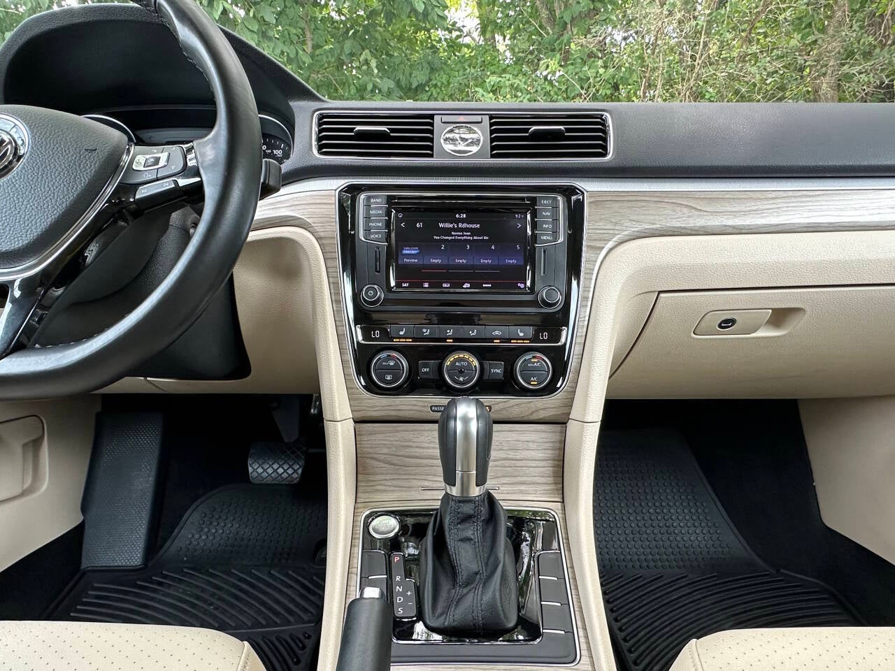 2017 Volkswagen Passat V6 SE 4dr Sedan w/Technology