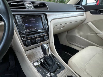 2017 Volkswagen Passat V6 SE 4dr Sedan w/Technology