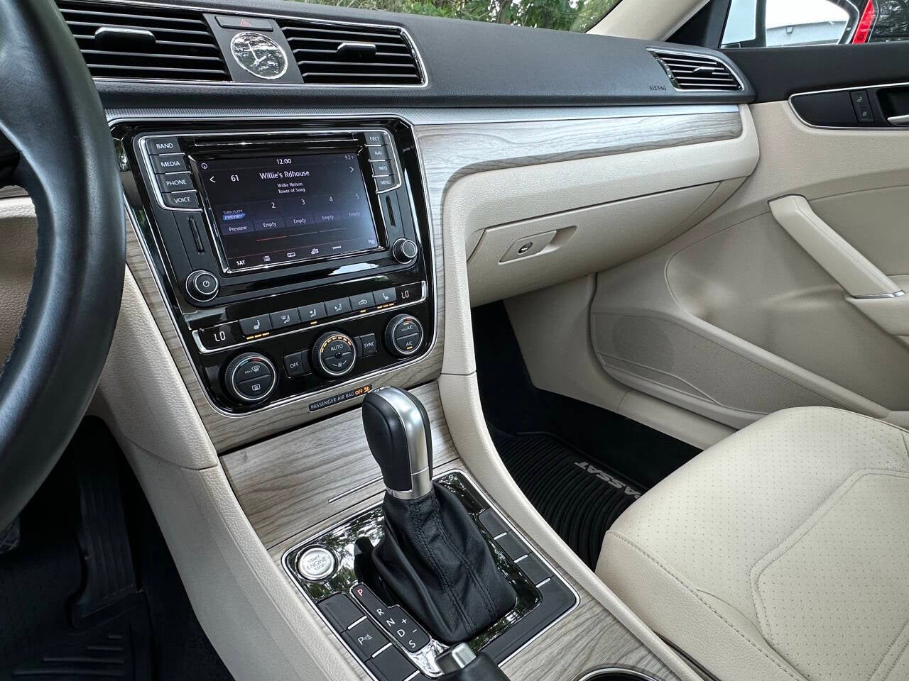 2017 Volkswagen Passat V6 SE 4dr Sedan w/Technology