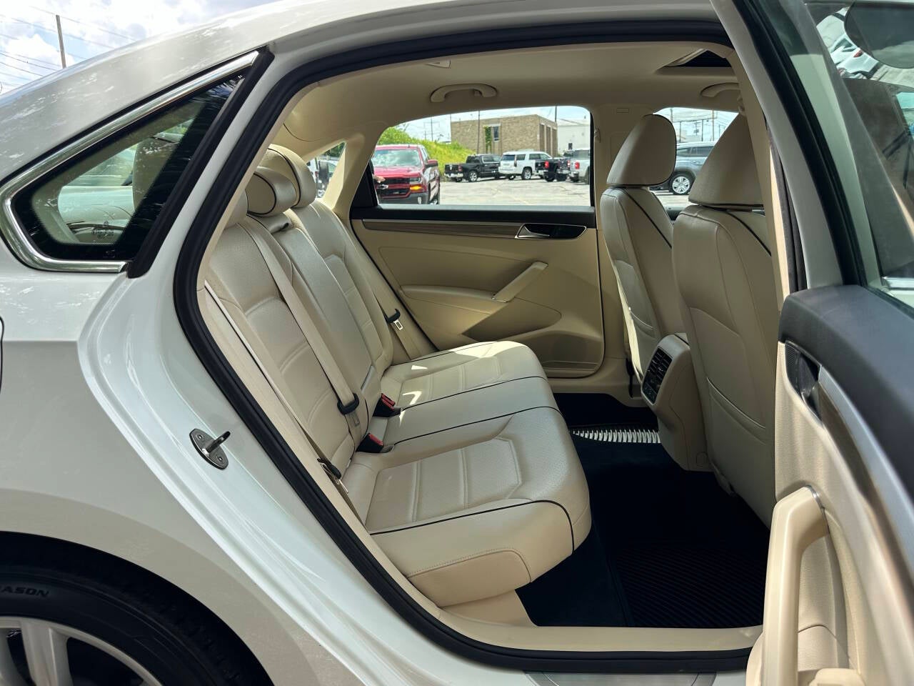 2017 Volkswagen Passat V6 SE 4dr Sedan w/Technology