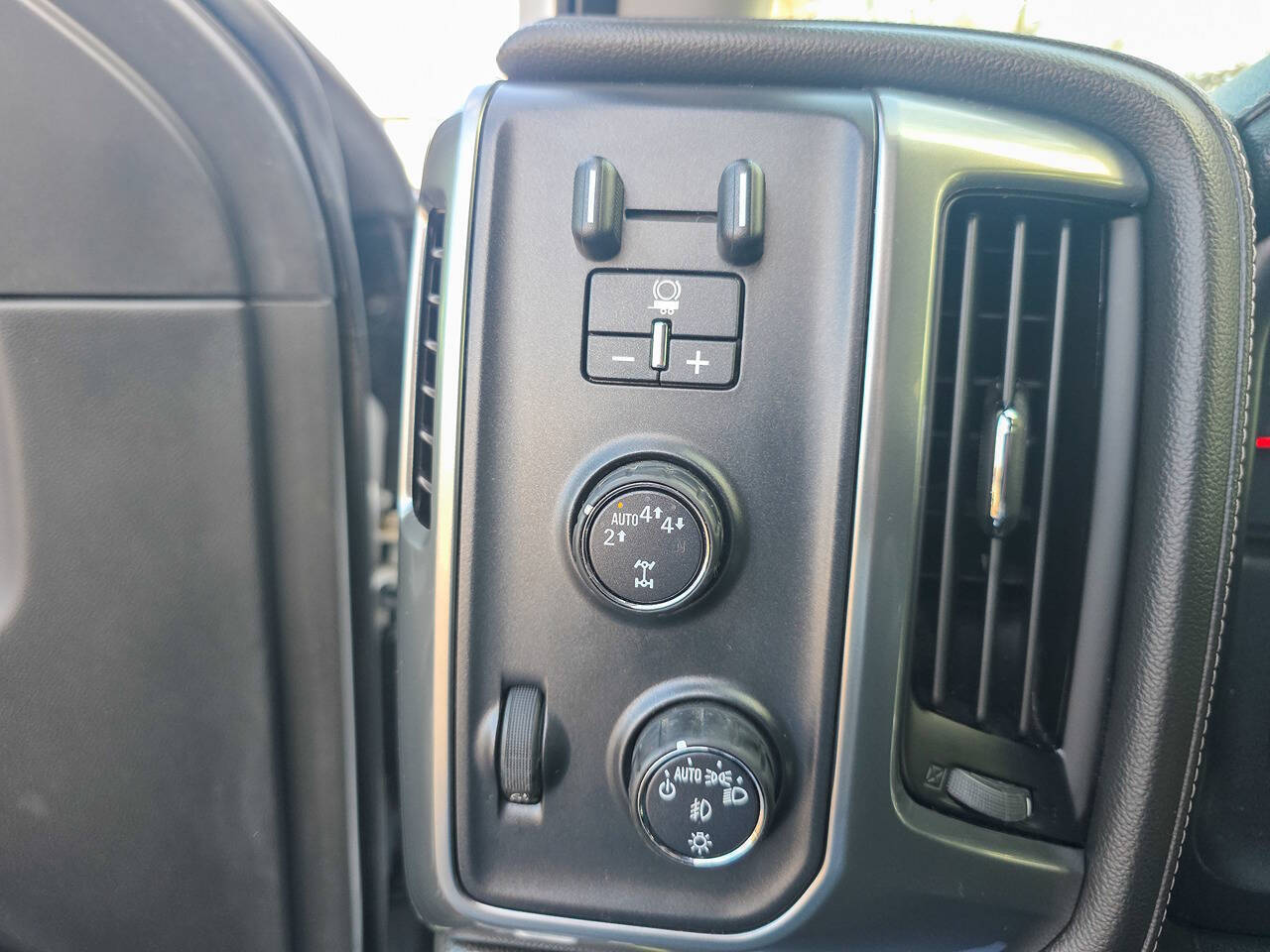 2017 Chevrolet Silverado 1500 LTZ Z71 4x4 4dr Crew Cab 5.8 ft. SB