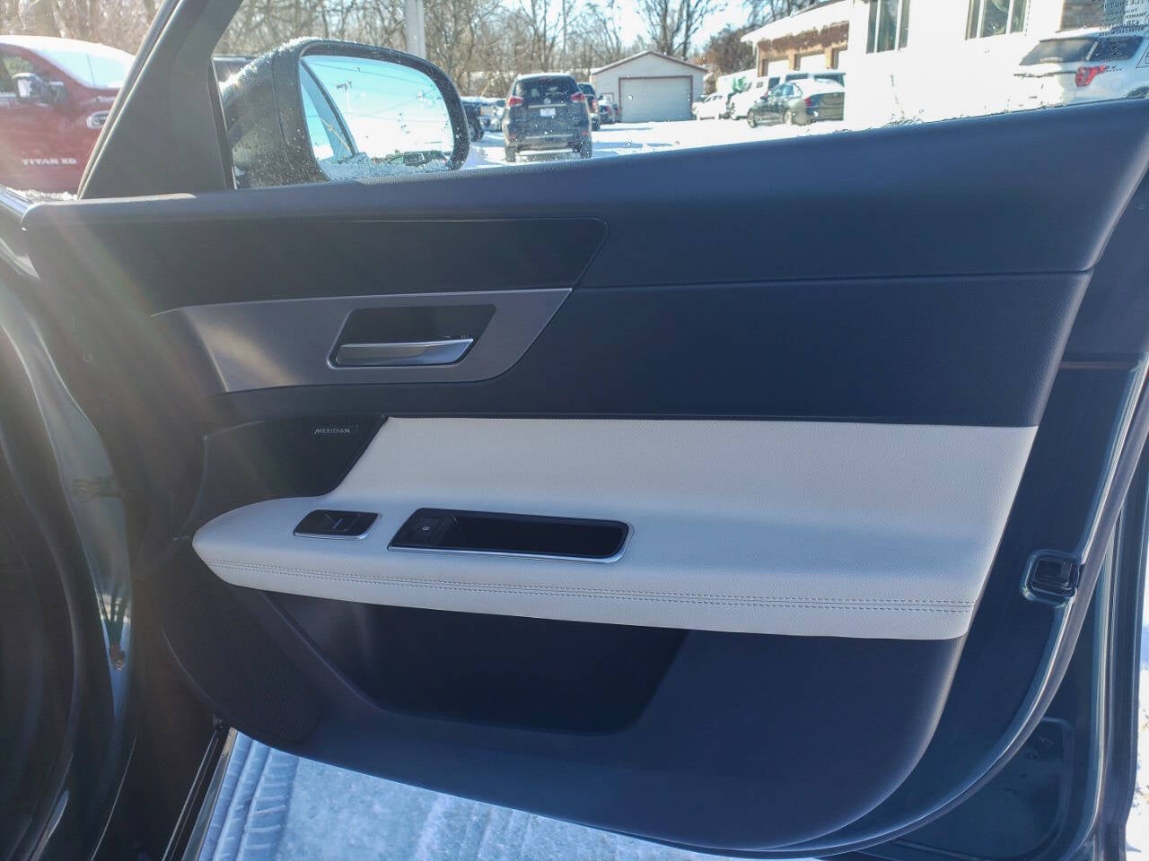 2017 Jaguar XF 35t R Sport AWD 4dr Sedan