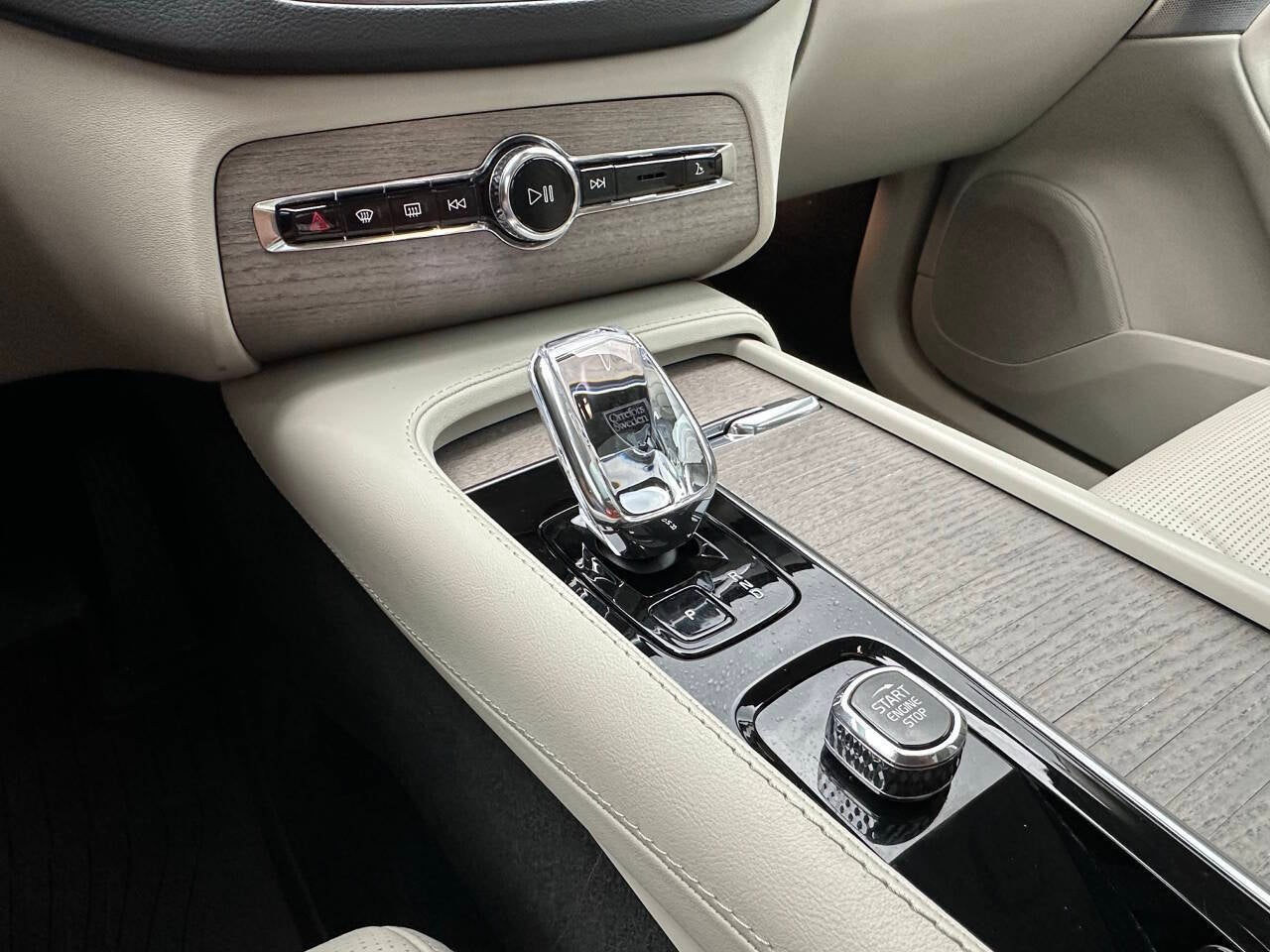 2023 Volvo XC90 Recharge T8 Ultimate Bright Theme 6P eAWD 6 Passenger 4dr SUV